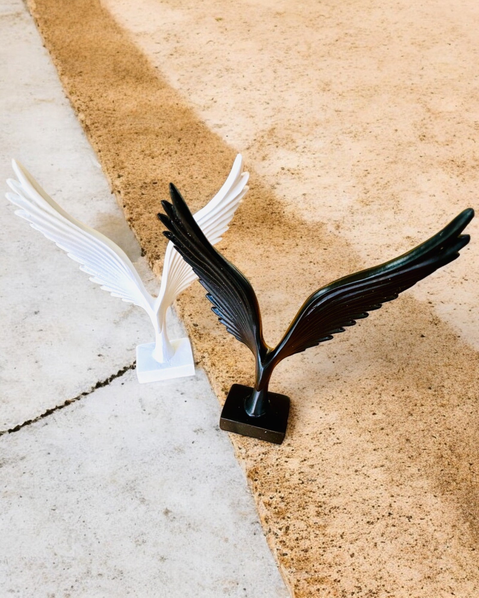 Elegant änglavingefigur 15 cm hög – "Skridskande Väktare", möjlighet till personlig gravyr som present, personalisering, 2 färgvarianter