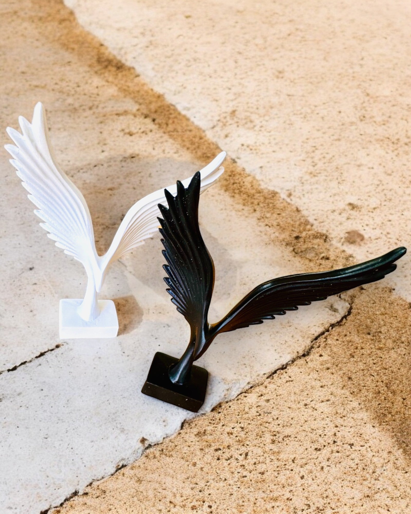 Elegant änglavingefigur 15 cm hög – "Skridskande Väktare", möjlighet till personlig gravyr som present, personalisering, 2 färgvarianter