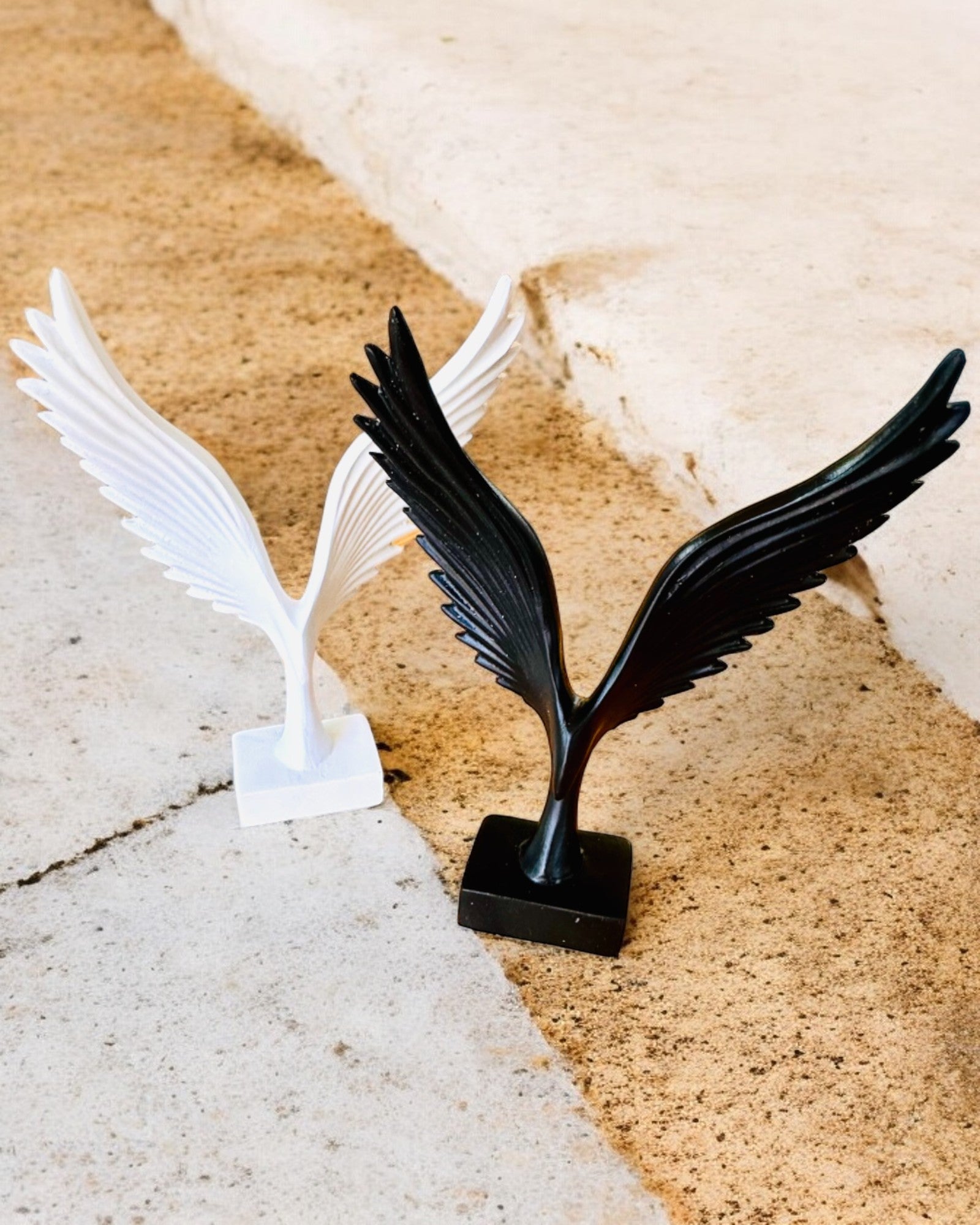 Elegant änglavingefigur 15 cm hög – "Skridskande Väktare", möjlighet till personlig gravyr som present, personalisering, 2 färgvarianter