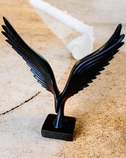 Elegant änglavingefigur 15 cm hög – "Skridskande Väktare", möjlighet till personlig gravyr som present, personalisering, 2 färgvarianter
