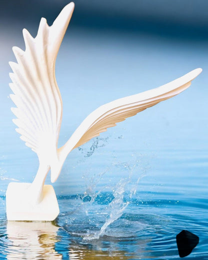 Elegant änglavingefigur 15 cm hög – "Skridskande Väktare", möjlighet till personlig gravyr som present, personalisering, 2 färgvarianter
