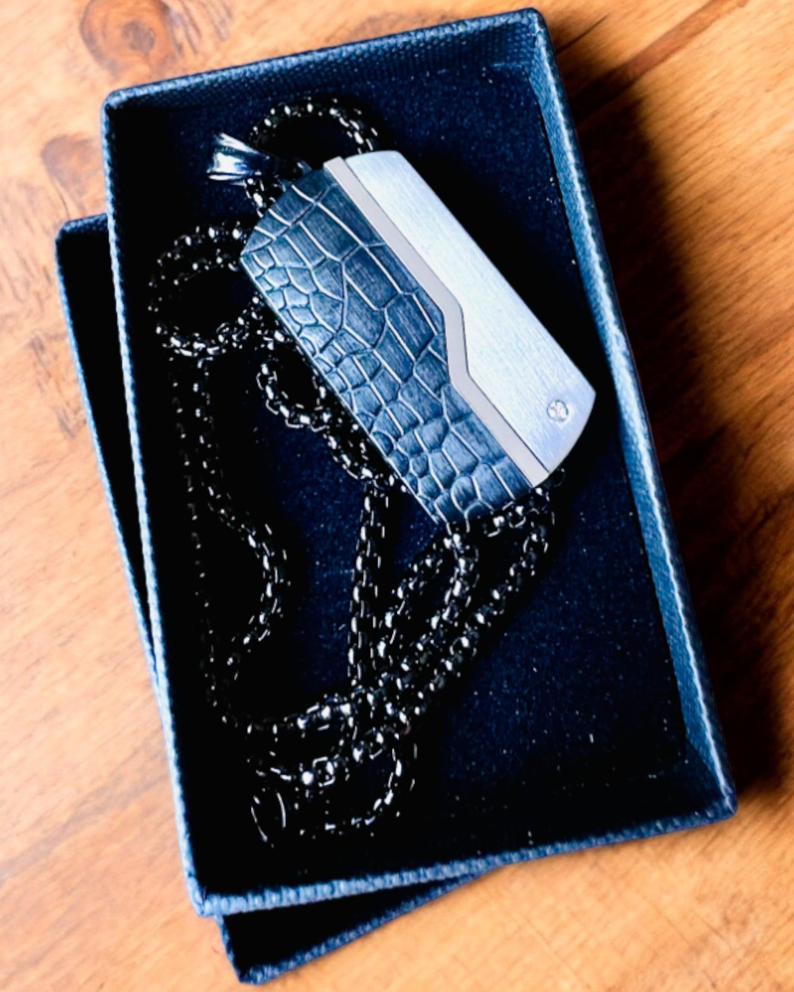Herrhalsband Elegant Styrka - personalisering med gravyr som present