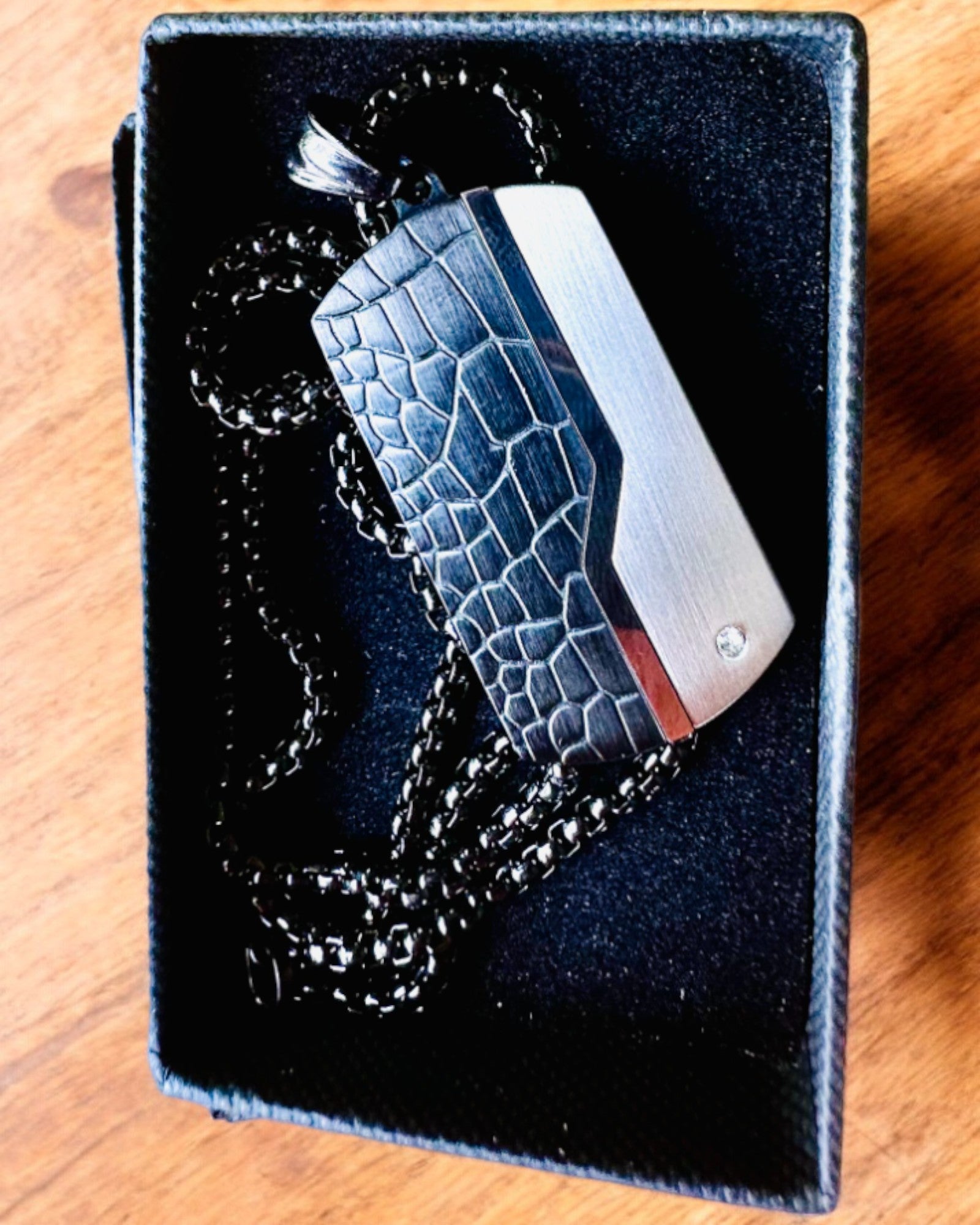 Herrhalsband Elegant Styrka - personalisering med gravyr som present