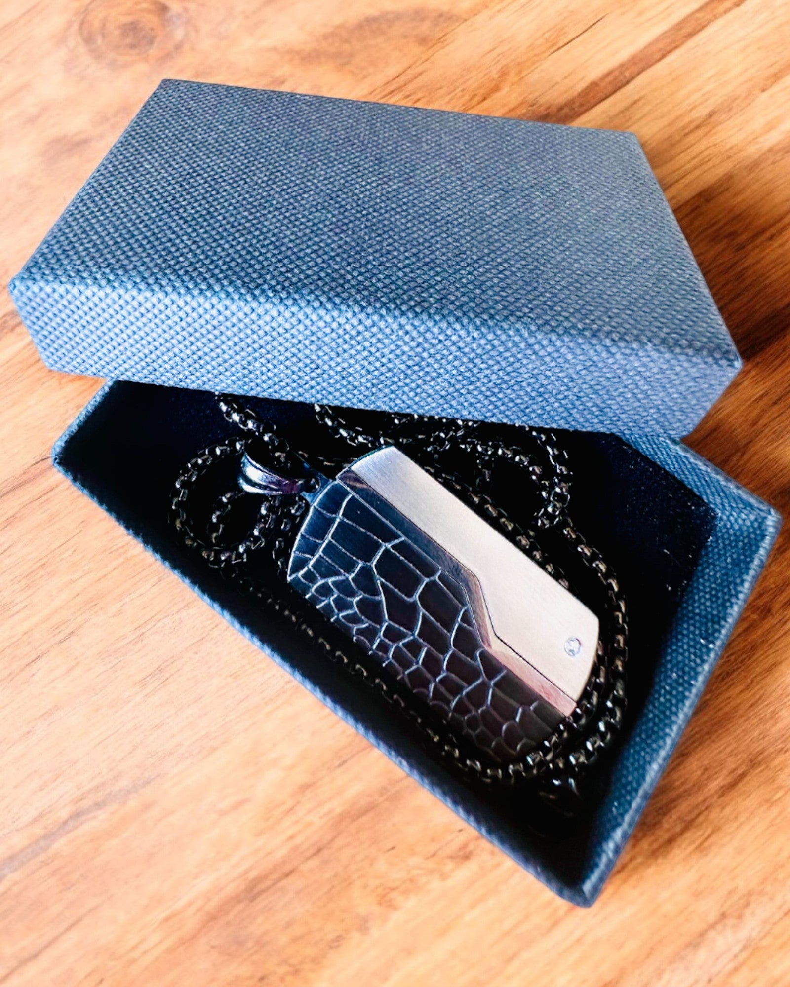 Herrhalsband Elegant Styrka - personalisering med gravyr som present