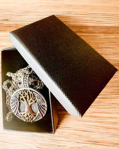 Halsband "Livets Träd" i rostfritt stål med personalisering, med symbolen Aegishjalmur, (Skräckhjälm)