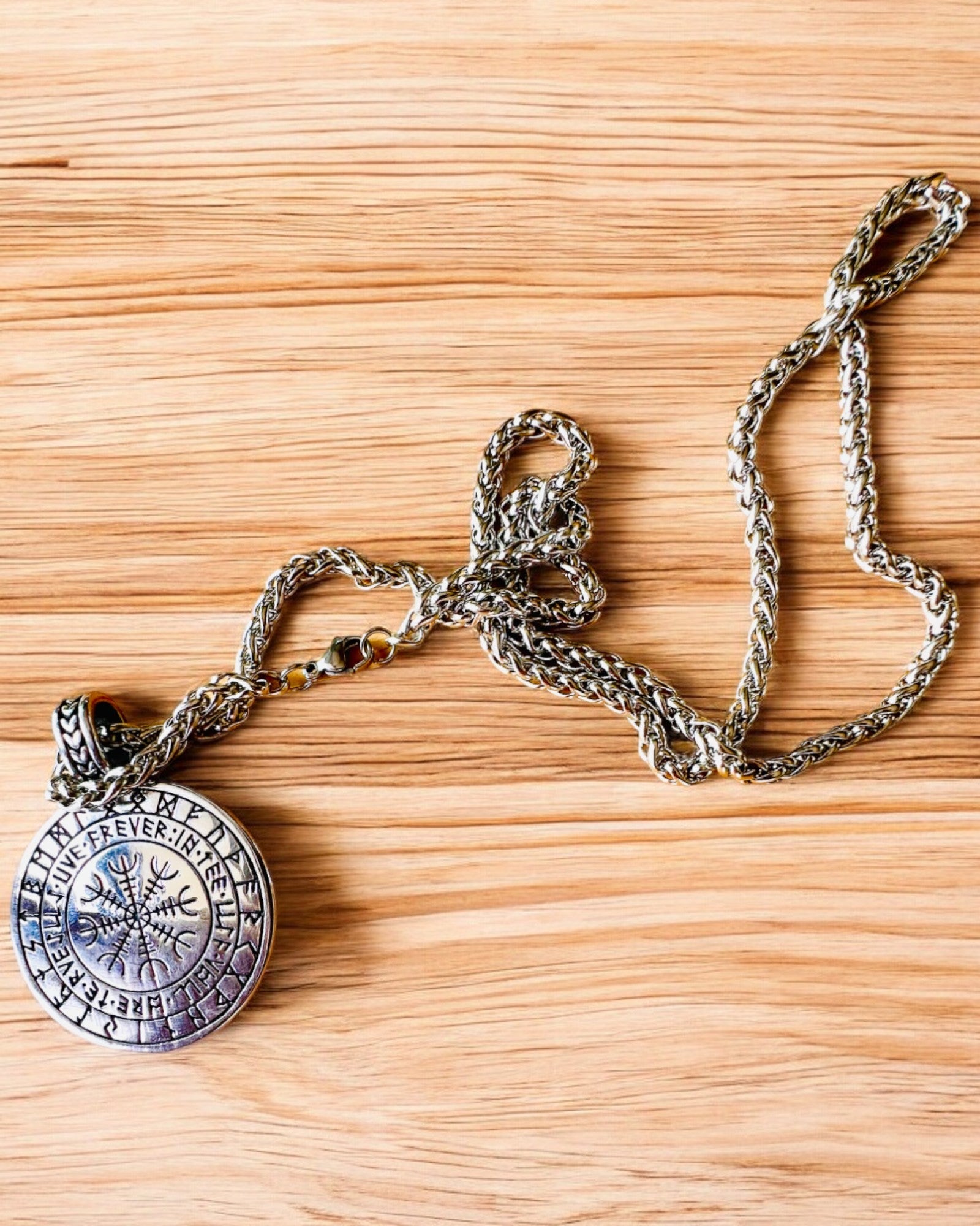Halsband "Livets Träd" i rostfritt stål med personalisering, med symbolen Aegishjalmur, (Skräckhjälm)