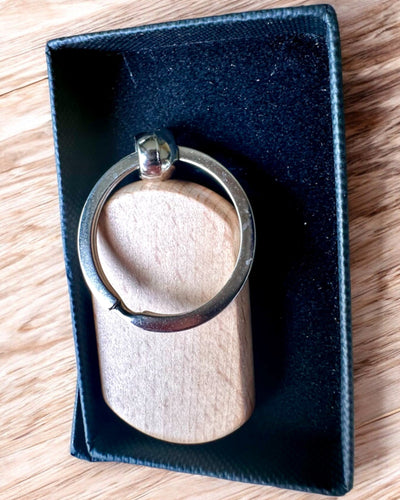 Elegant Tränyckelring med Möjlighet till Personlig Gravyr – Perfekt som Present