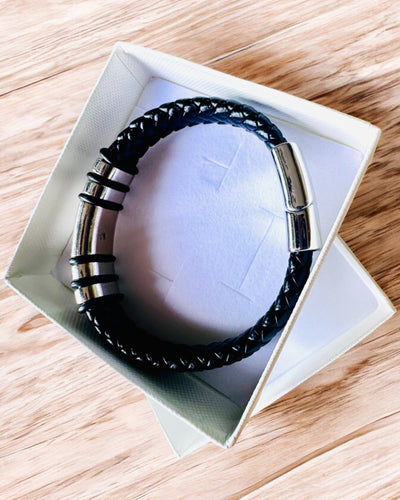 Modigt Hip Hop Armband för Män med Anpassad Gravyr och Magnetiskt Lås – Välj Stil med Silver- eller Gulddetaljer, 22cm PU-läder