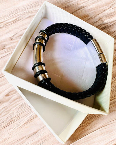 Modigt Hip Hop Armband för Män med Anpassad Gravyr och Magnetiskt Lås – Välj Stil med Silver- eller Gulddetaljer, 22cm PU-läder