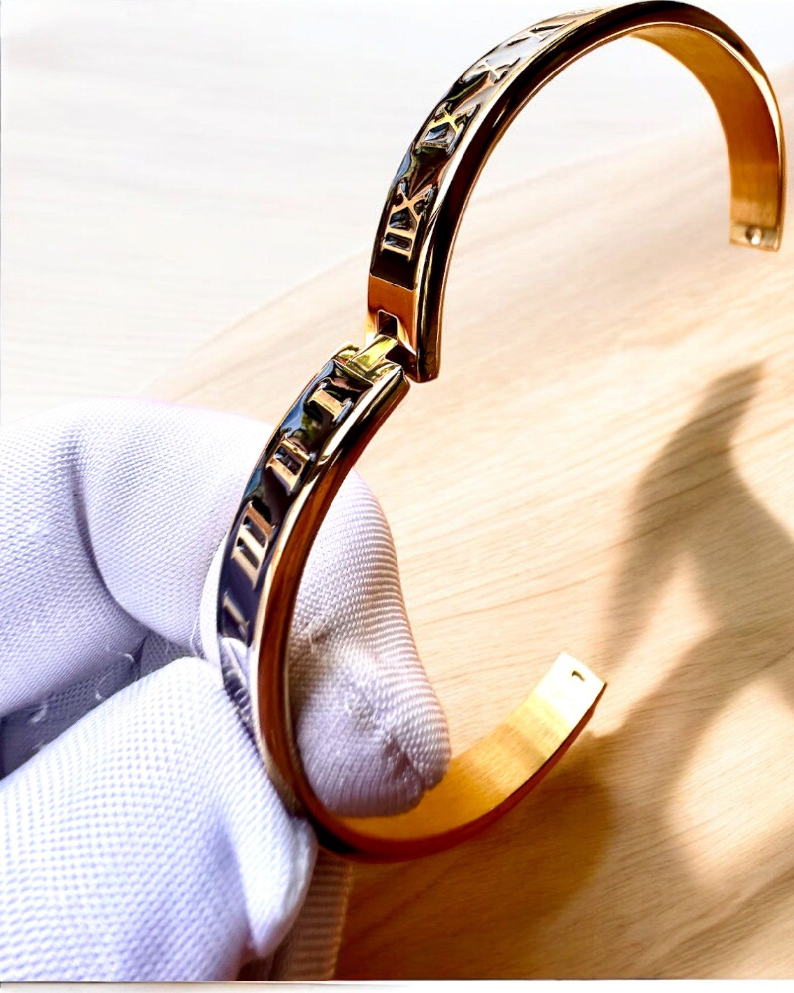 Armband "Czas Elegancji" - guld färg Rostfritt Stål med Romerska Siffror, möjlighet till personlig gravyr