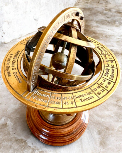 Mässingsarmill "AstroGlobe" 13 cm hög, Handgjord med Graveringsalternativ, kontorsdekoration