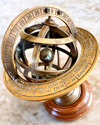 Mässingsarmill "AstroGlobe" 13 cm hög, Handgjord med Graveringsalternativ, kontorsdekoration