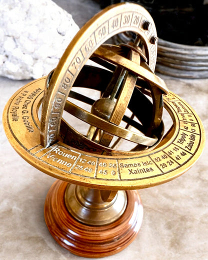 Mässingsarmill "AstroGlobe" 13 cm hög, Handgjord med Graveringsalternativ, kontorsdekoration