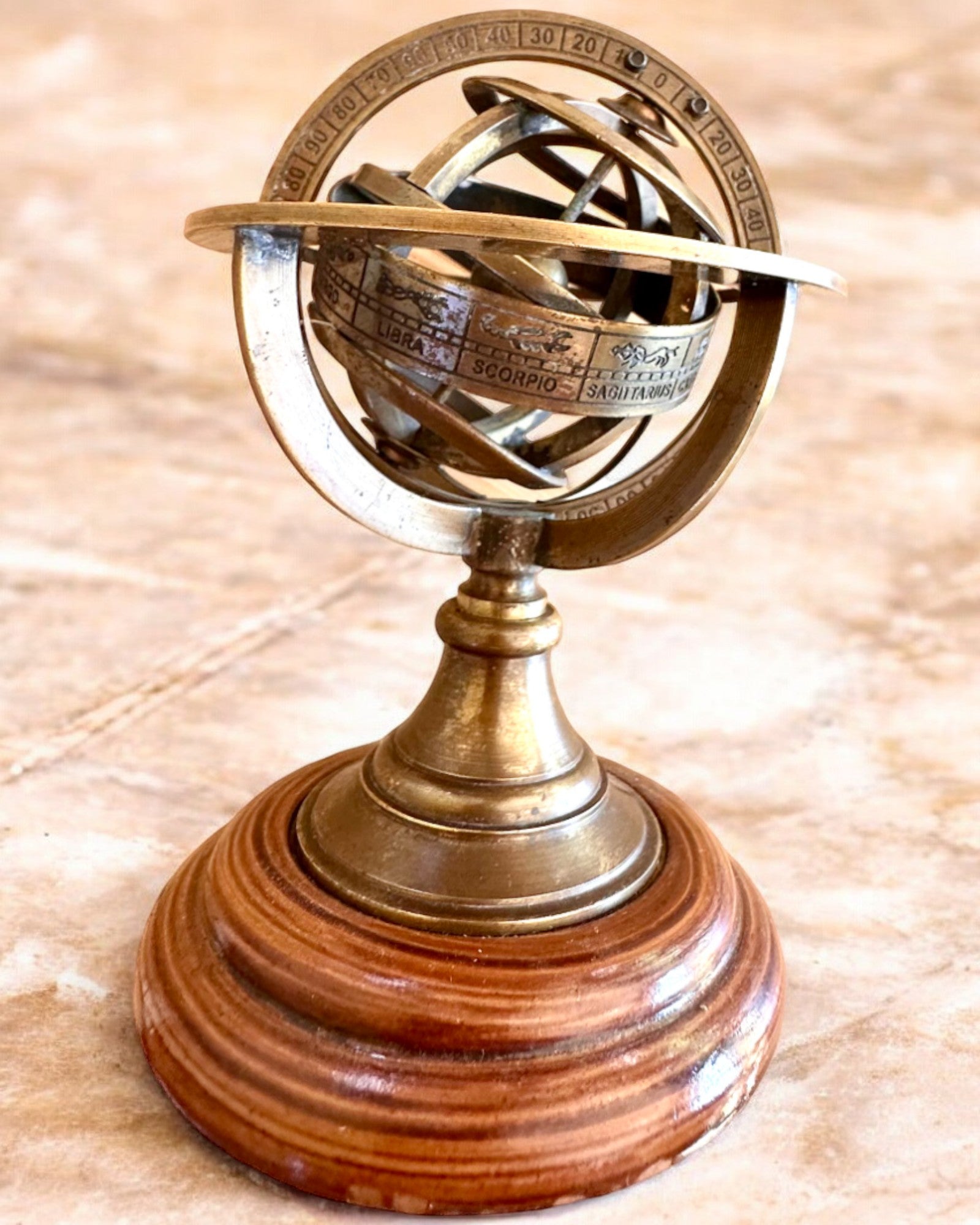 Mässingsarmill "AstroGlobe" 13 cm hög, Handgjord med Graveringsalternativ, kontorsdekoration