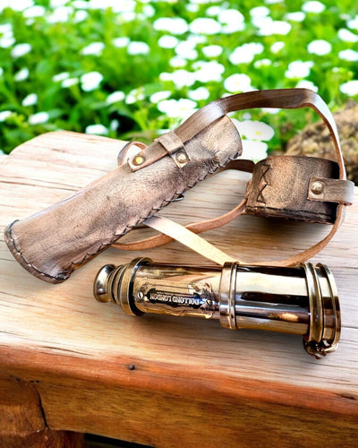 Premiumkikare "Voyager" med graverad kikare och fodral av äkta läder, möjlighet till personlig gravyr som present