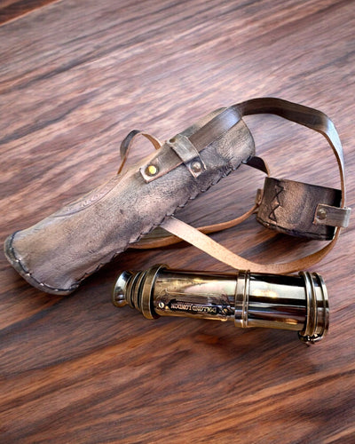 Premiumkikare "Voyager" med graverad kikare och fodral av äkta läder, möjlighet till personlig gravyr som present