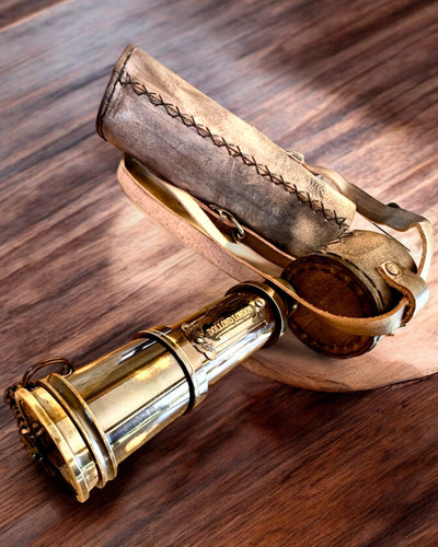 Premiumkikare "Voyager" med graverad kikare och fodral av äkta läder, möjlighet till personlig gravyr som present