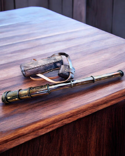 Premiumkikare "Voyager" med graverad kikare och fodral av äkta läder, möjlighet till personlig gravyr som present