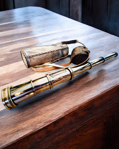 Premiumkikare "Voyager" med graverad kikare och fodral av äkta läder, möjlighet till personlig gravyr som present