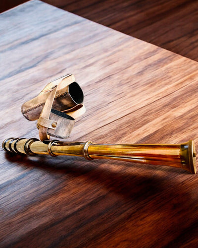 Premiumkikare "Voyager" med graverad kikare och fodral av äkta läder, möjlighet till personlig gravyr som present