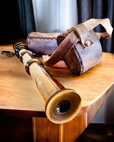 Premiumkikare "Voyager" med graverad kikare och fodral av äkta läder, möjlighet till personlig gravyr som present