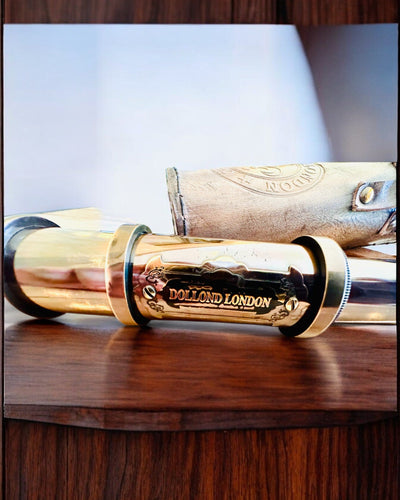 Premiumkikare "Voyager" med graverad kikare och fodral av äkta läder, möjlighet till personlig gravyr som present