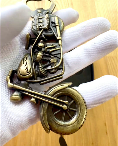 Flasköppnare i form av en motorcykel - personalisering med gravyr som present