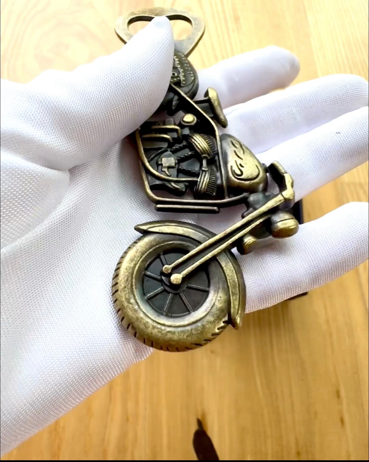 Flasköppnare i form av en motorcykel - personalisering med gravyr som present