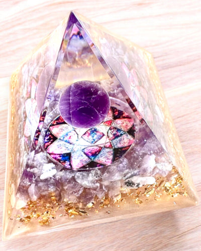 Orgonitisk energipyramid "Amethyst Star" med ametistkristaller