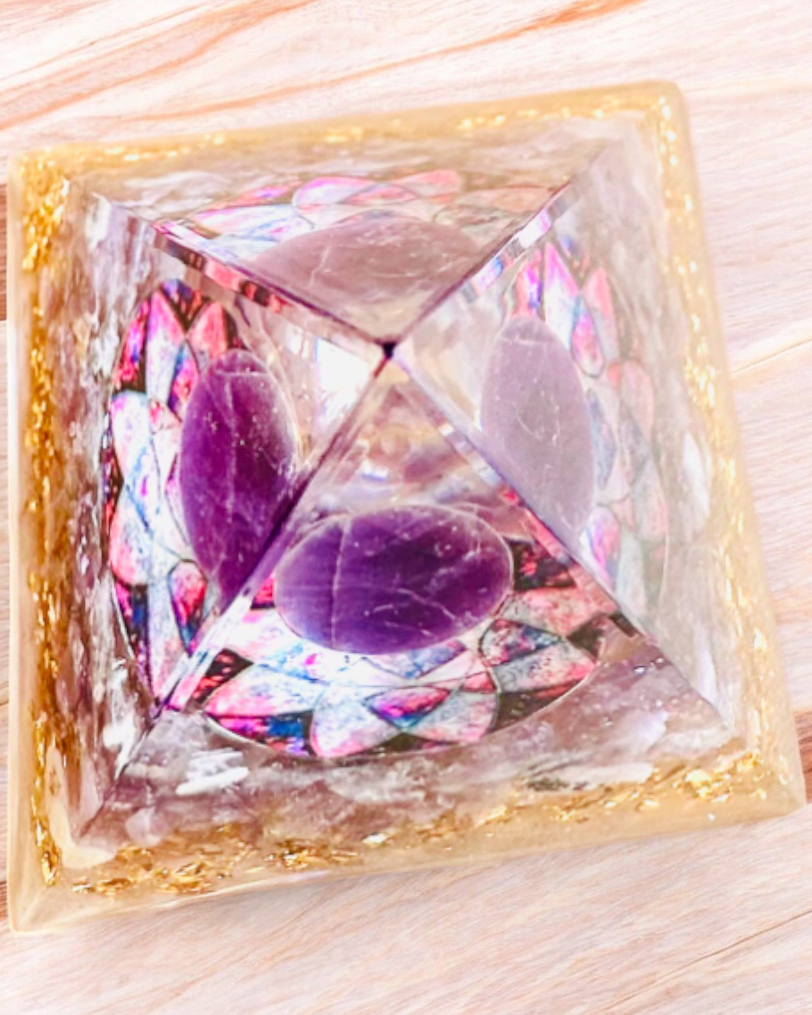 Orgonitisk energipyramid "Amethyst Star" med ametistkristaller