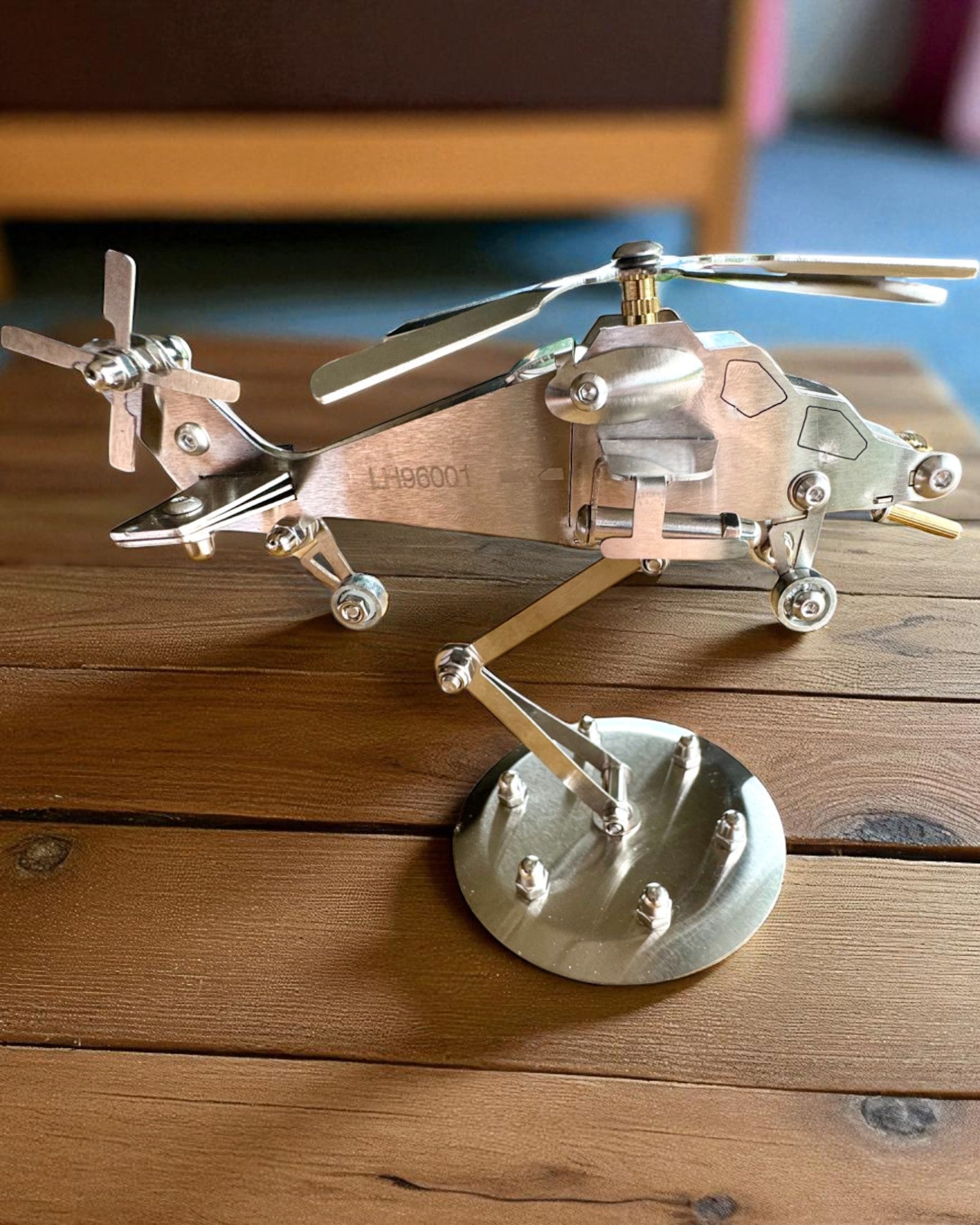 Metallmodell Helikopter "SkyRider" – Justerbart Skrivbordsställ med personlig gravyr som present
