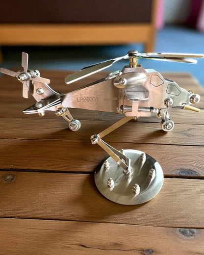 Metallmodell Helikopter "SkyRider" – Justerbart Skrivbordsställ med personlig gravyr som present