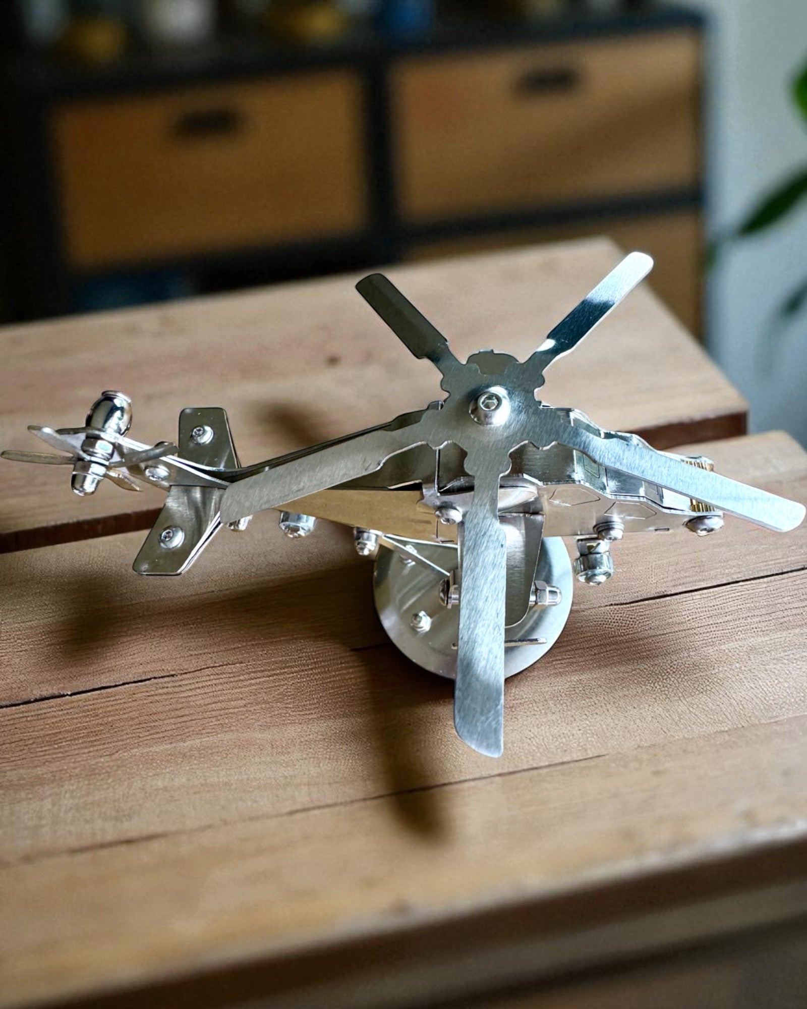 Metallmodell Helikopter "SkyRider" – Justerbart Skrivbordsställ med personlig gravyr som present
