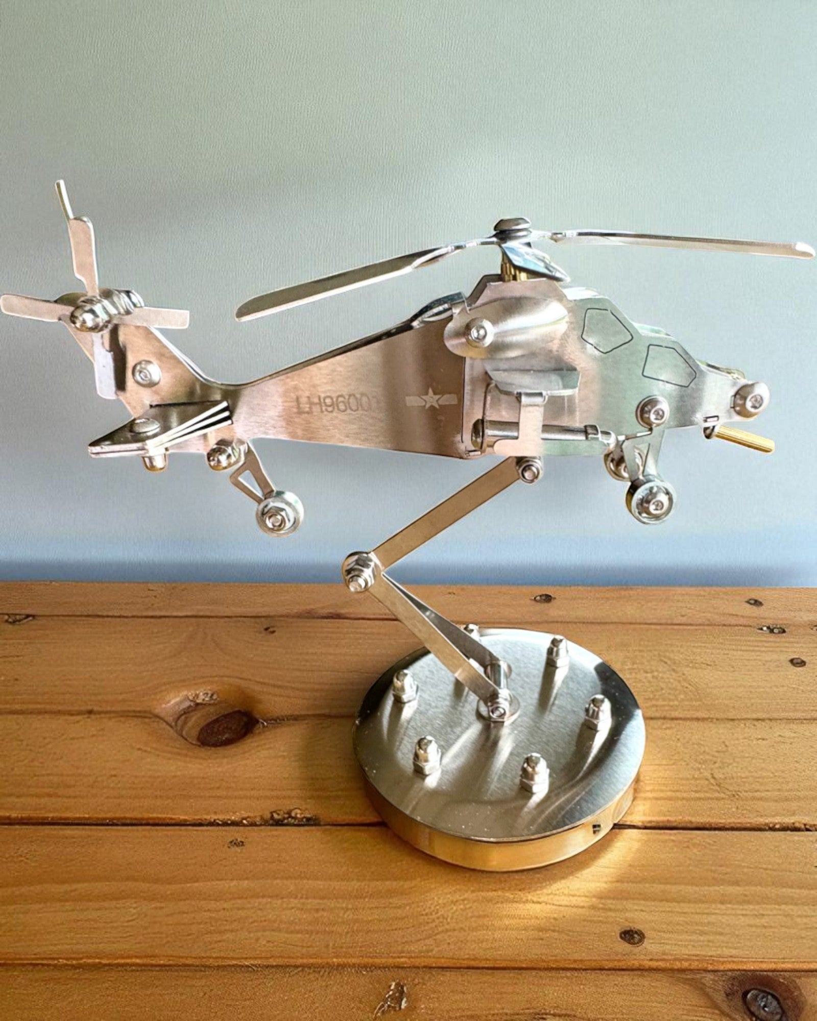 Metallmodell Helikopter "SkyRider" – Justerbart Skrivbordsställ med personlig gravyr som present