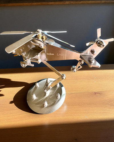 Metallmodell Helikopter "SkyRider" – Justerbart Skrivbordsställ med personlig gravyr som present