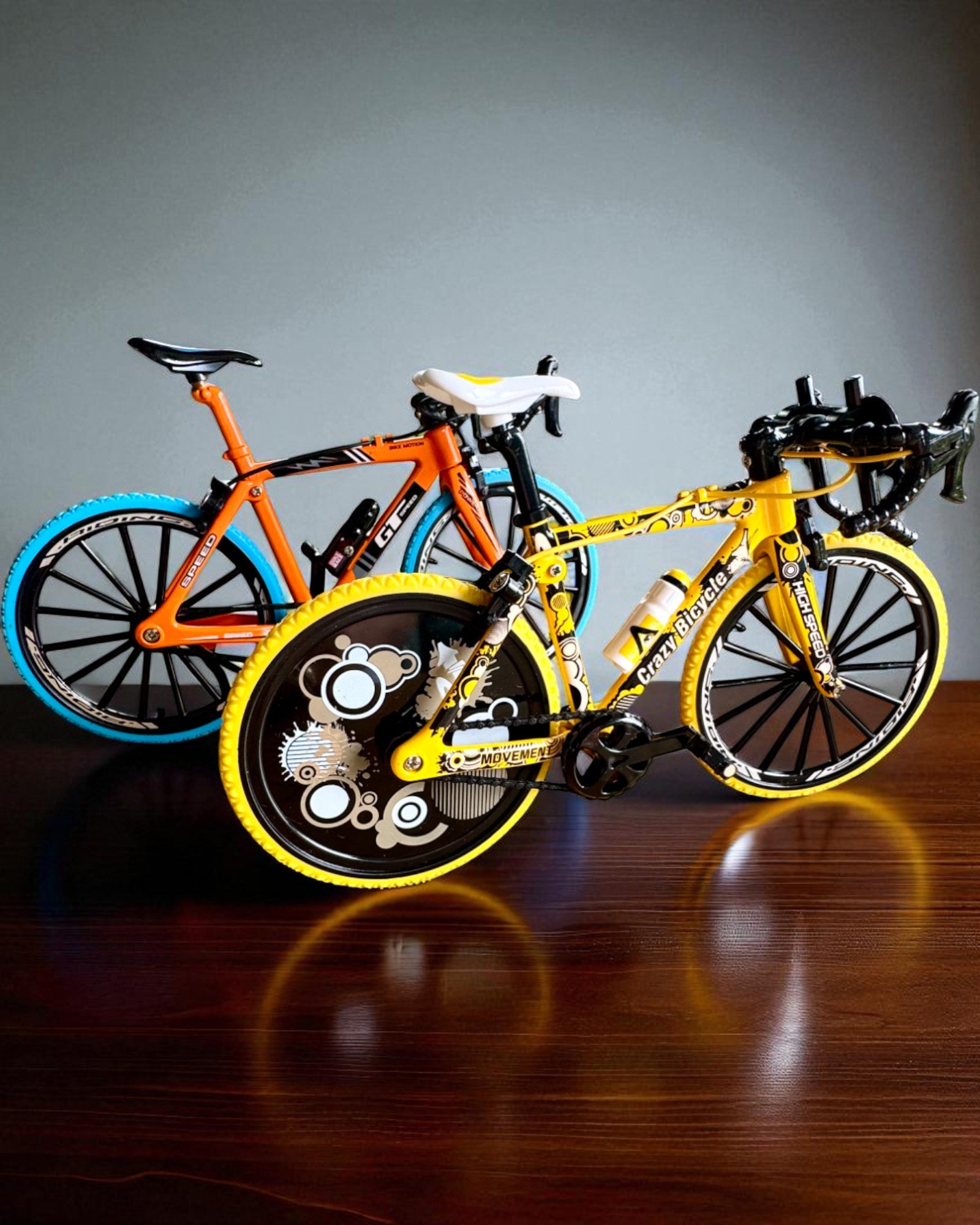 Miniatyrmodell i metall av samlarcykel "Speed Rider 1.2" – personalisering med gravyr som present, 2 färgvarianter