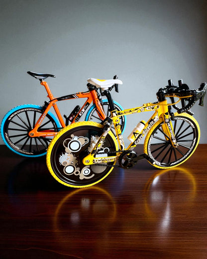 Miniatyrmodell i metall av samlarcykel "Speed Rider 1.2" – personalisering med gravyr som present, 2 färgvarianter