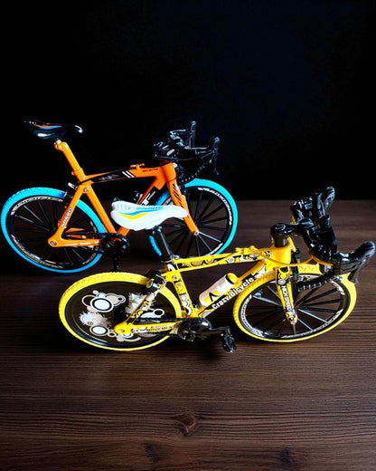 Miniatyrmodell i metall av samlarcykel "Speed Rider 1.2" – personalisering med gravyr som present, 2 färgvarianter