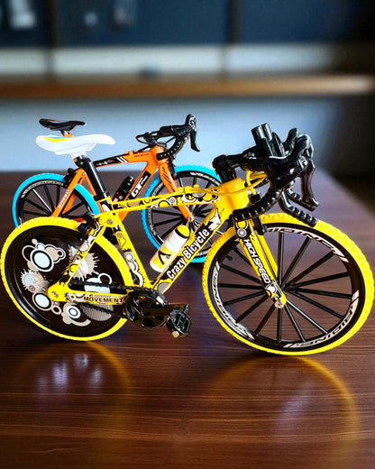 Miniatyrmodell i metall av samlarcykel "Speed Rider 1.2" – personalisering med gravyr som present, 2 färgvarianter