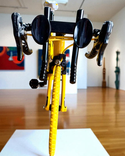 Miniatyrmodell i metall av samlarcykel "Speed Rider 1.2" – personalisering med gravyr som present, 2 färgvarianter