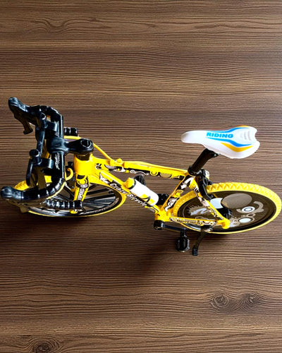 Miniatyrmodell i metall av samlarcykel "Speed Rider 1.2" – personalisering med gravyr som present, 2 färgvarianter