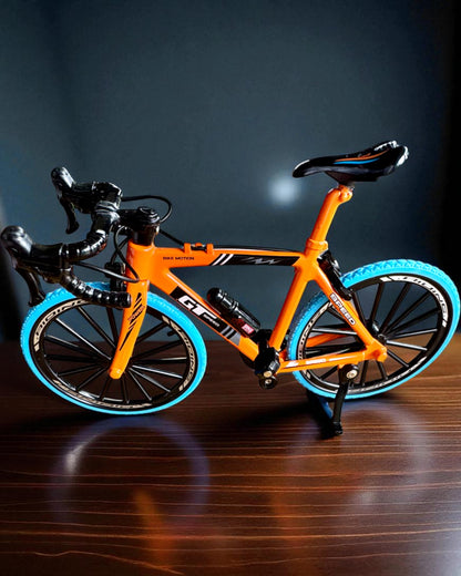 Miniatyrmodell i metall av samlarcykel "Speed Rider 1.2" – personalisering med gravyr som present, 2 färgvarianter