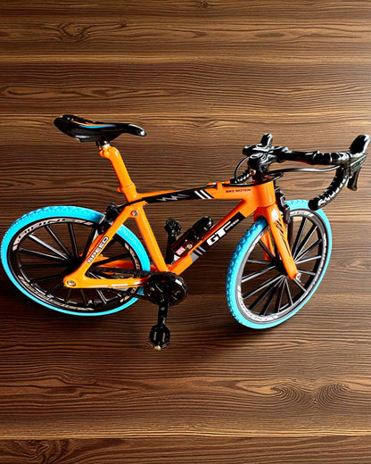 Miniatyrmodell i metall av samlarcykel "Speed Rider 1.2" – personalisering med gravyr som present, 2 färgvarianter