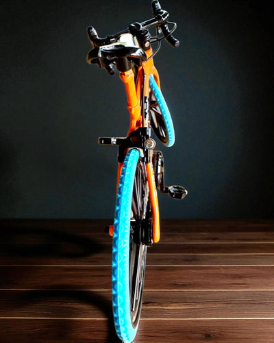 Miniatyrmodell i metall av samlarcykel "Speed Rider 1.2" – personalisering med gravyr som present, 2 färgvarianter