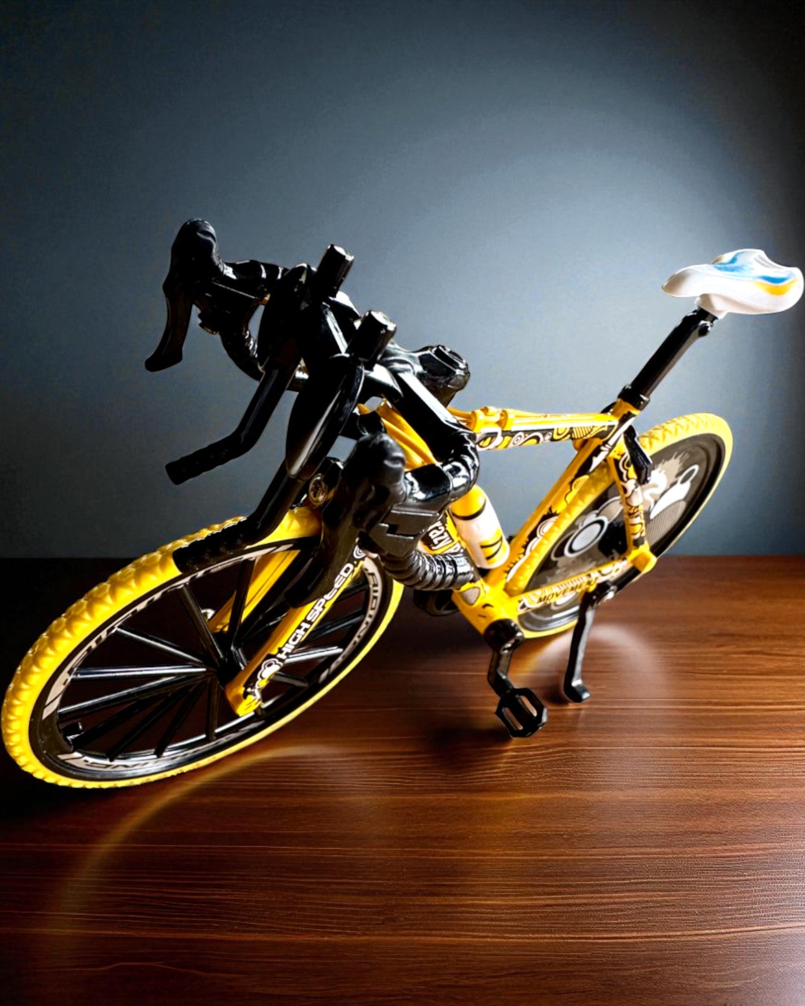 Miniatyrmodell i metall av samlarcykel "Speed Rider 1.2" – personalisering med gravyr som present, 2 färgvarianter