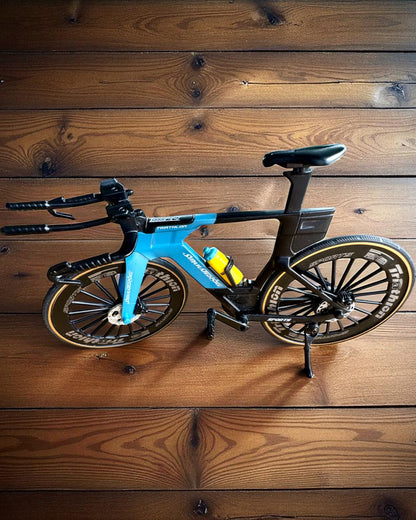 Miniatyrmodell av triathloncykel "SpeedStorm 1.2" personalisering med gravyr som present