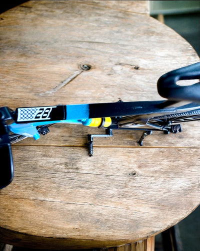 Miniatyrmodell av triathloncykel "SpeedStorm 1.2" personalisering med gravyr som present