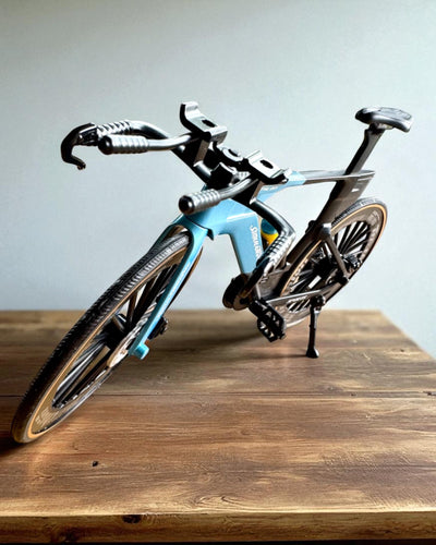 Miniatyrmodell av triathloncykel "SpeedStorm 1.2" personalisering med gravyr som present