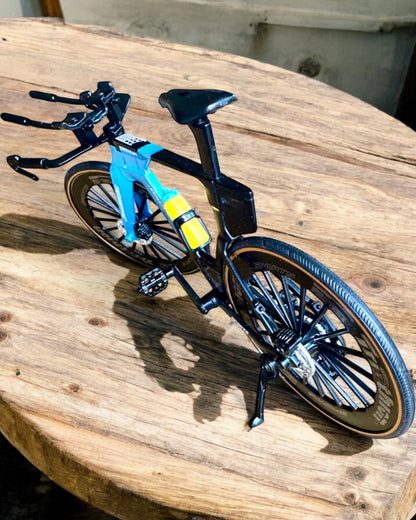 Miniatyrmodell av triathloncykel "SpeedStorm 1.2" personalisering med gravyr som present