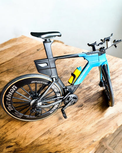 Miniatyrmodell av triathloncykel "SpeedStorm 1.2" personalisering med gravyr som present